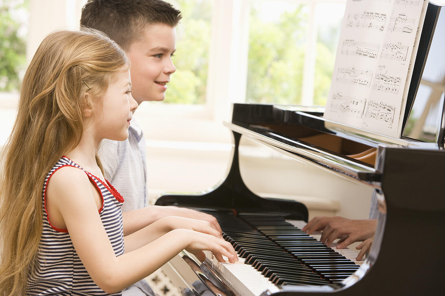 Piano teaching. учитель фортепиано. пианино в музыкальной школе. гармонии на фортепиано. синтезатор.
