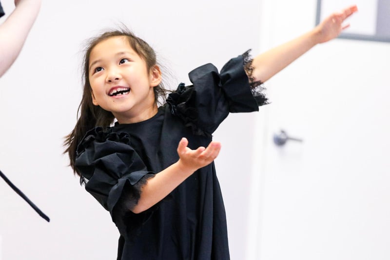 ActinGarten Girl raised arms-1